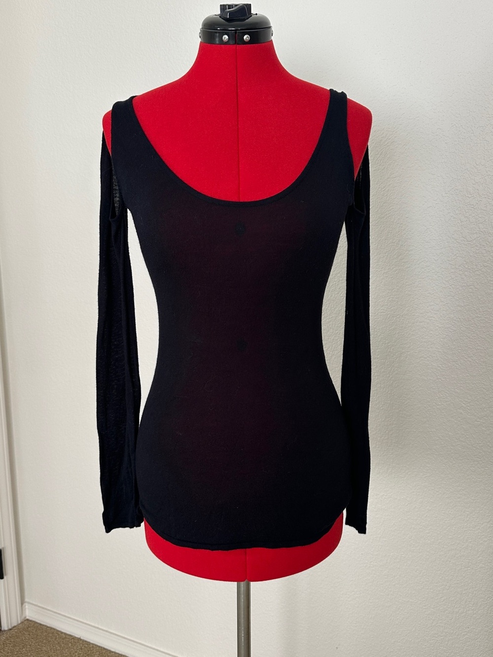 Women’s Black Scoop Neck Long Sleeve Top size USA 2